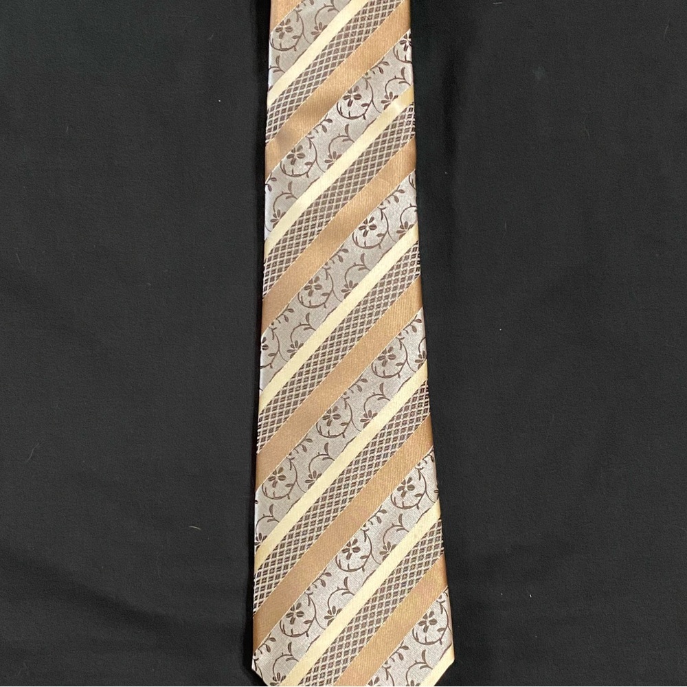 Crème/white colored tie